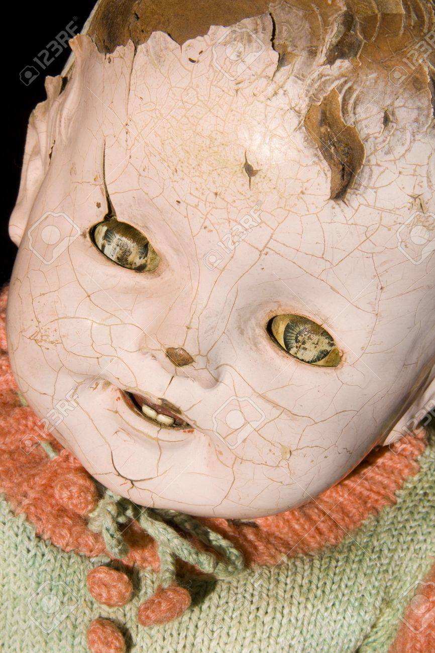 不気味な顔で 割れたし 着用 古いアンティークのチャイルズ人形はよりよい日を見ています の写真素材 画像素材 Image