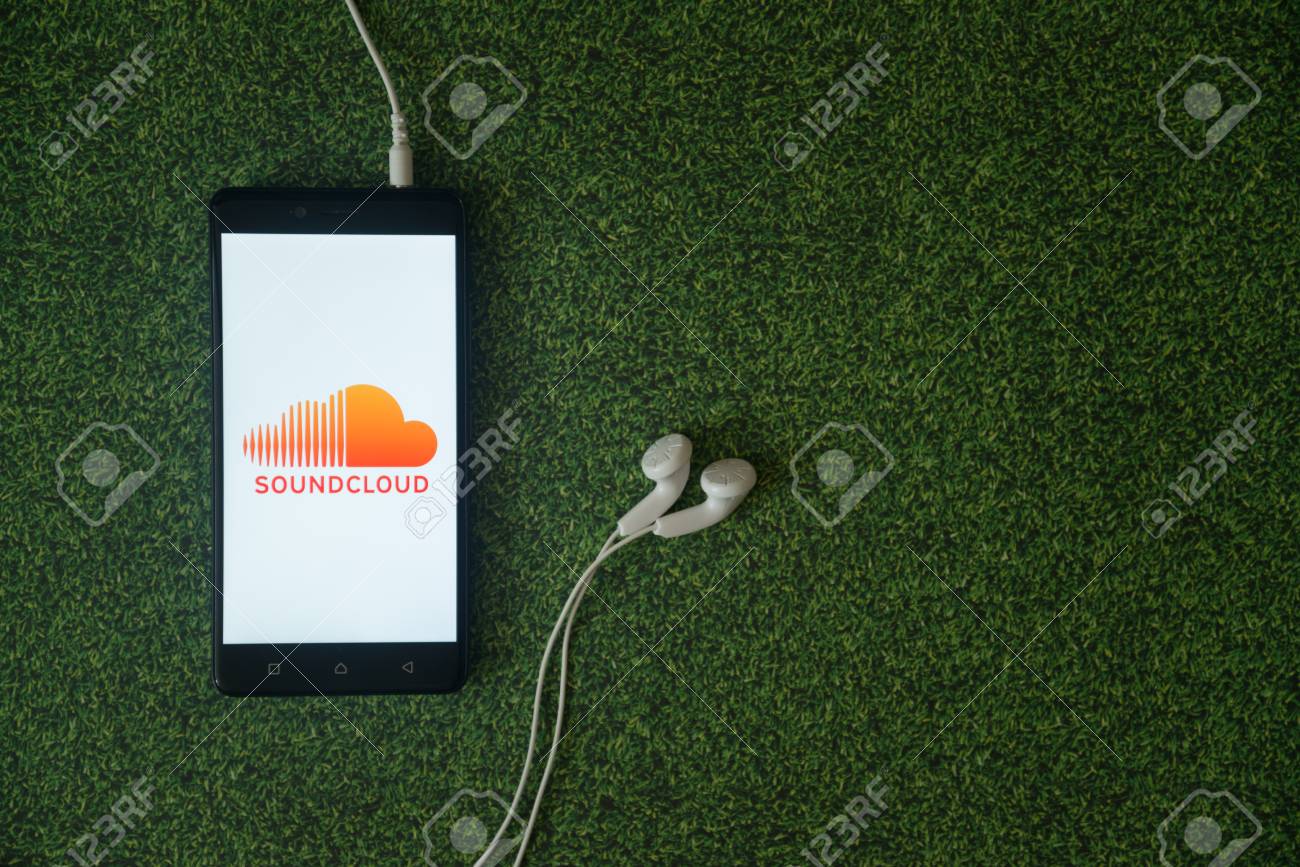 ロサンゼルス アメリカ合衆国 17 年 10 月 23 日 緑の草の背景にスマート フォンの画面で Soundcloud がロゴ の写真素材 画像素材 Image
