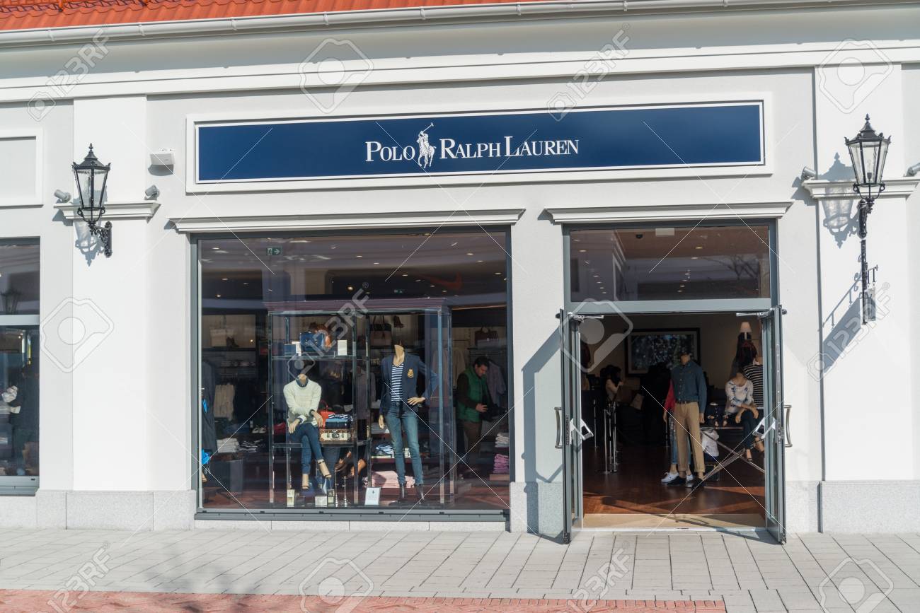 オーストリア パルンドルフ 18年2月15日 オーストリアのパルンドルフにあるポロ ラルフ ローレン店 ポロラルフローレン は アメリカのファッションデザイナーラルフローレンによって1967年に設立されたアメリカの企業です の写真素材 画像素材 Image