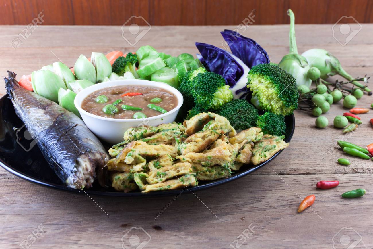 魚さば醤油焼きと海老ペースト湯通し野菜と茶野菜揚げ卵のチリソース の写真素材 画像素材 Image