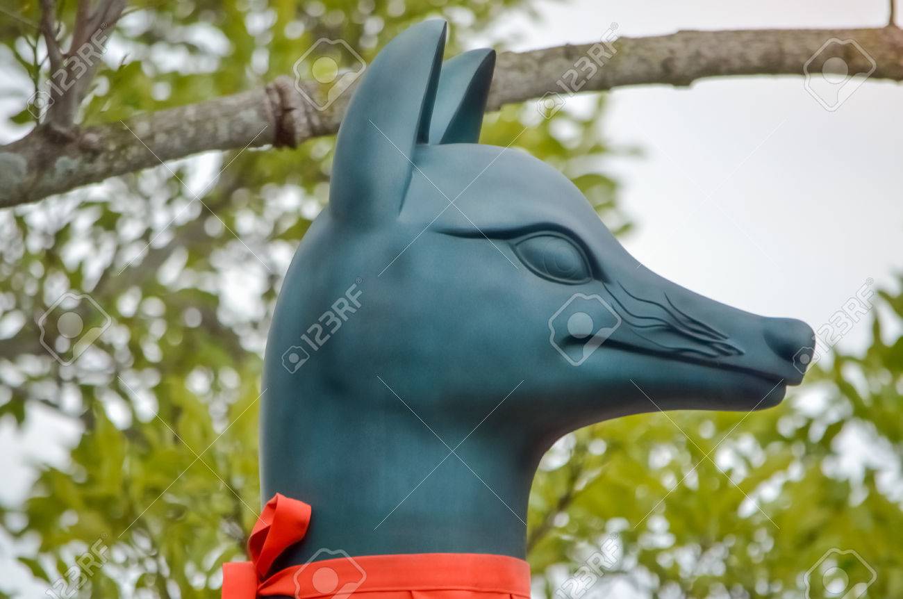 伏見稲荷神社の狐石像。京都、日本の写真素材・画像素材 Image 81607959