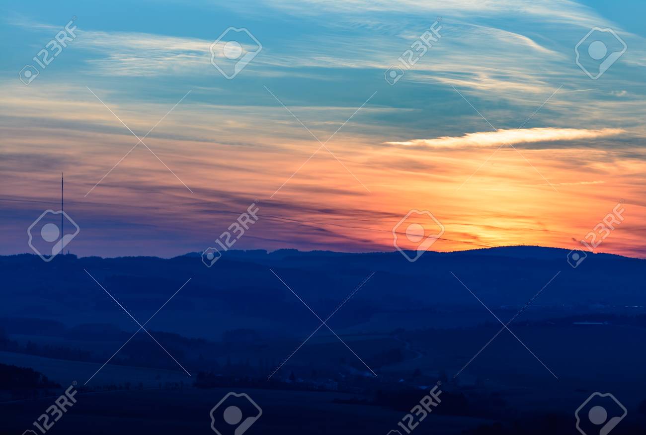 田舎のカラフルな夕日は 美しい瞬間自然の奇跡 の写真素材 画像素材 Image