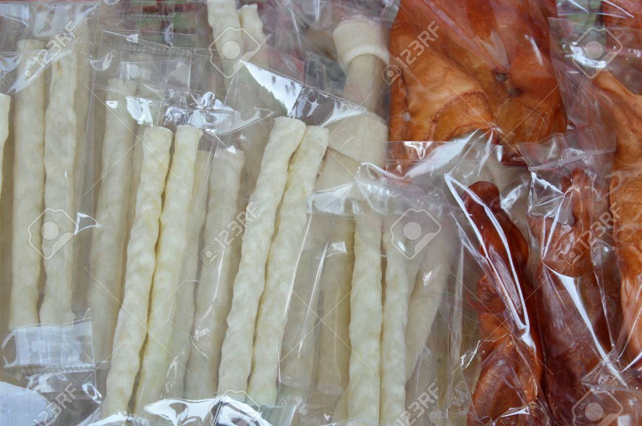 ペット ショップでの販売のためのバスケットにビニール袋梱包で犬おやつ の写真素材 画像素材 Image