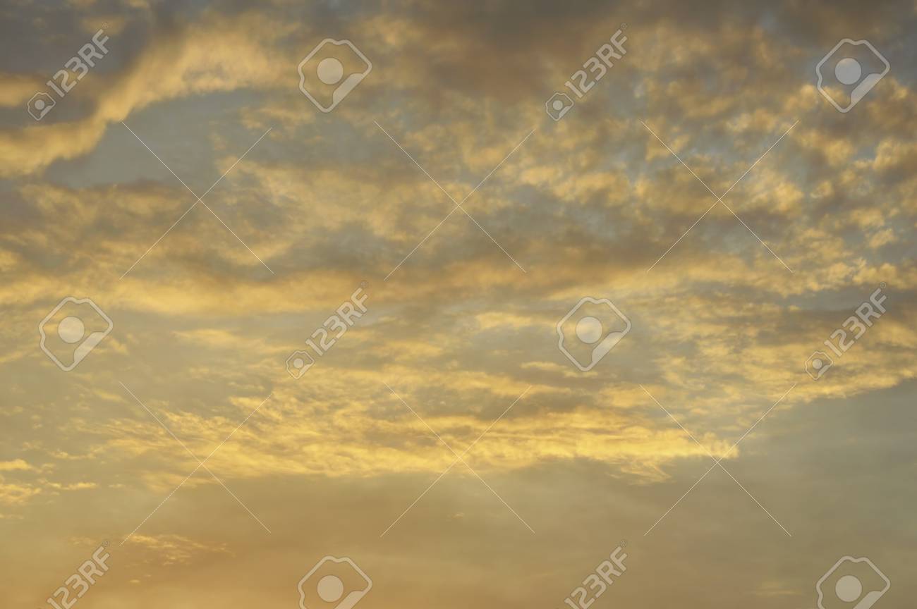 夕方の雲と空の背景 の写真素材 画像素材 Image