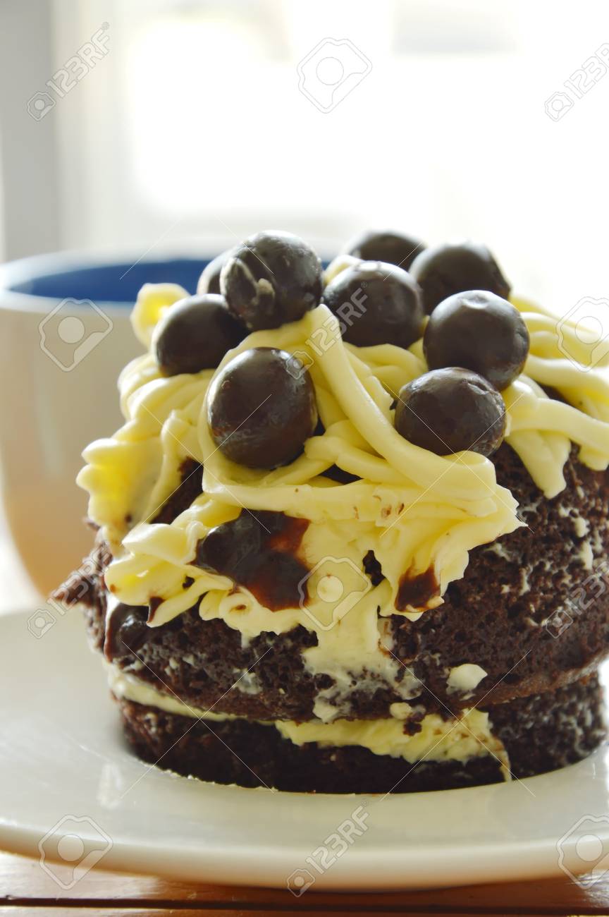Creme Vanille Garniture Gateau Au Chocolat Et Boule Avec Du Cafe