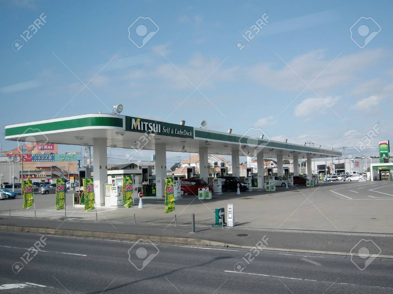 東京 11 年 9 月 12 日 日本の高速道路の大きなガソリン スタンド の写真素材 画像素材 Image