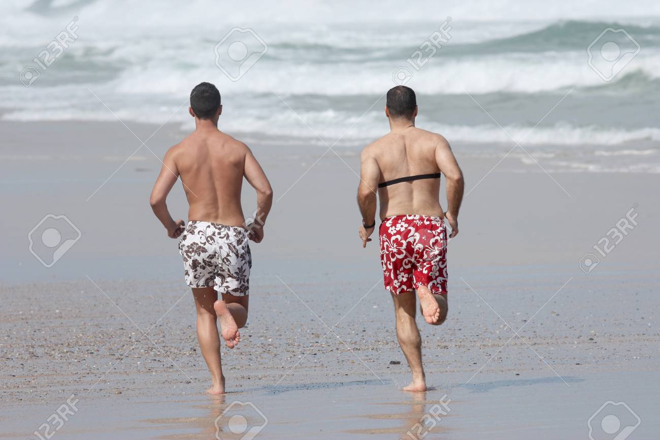 Amigos Lleno De Energía Para Correr En La Playa Fotos, retratos, imágenes y  fotografía de archivo libres de derecho. Image 11720428