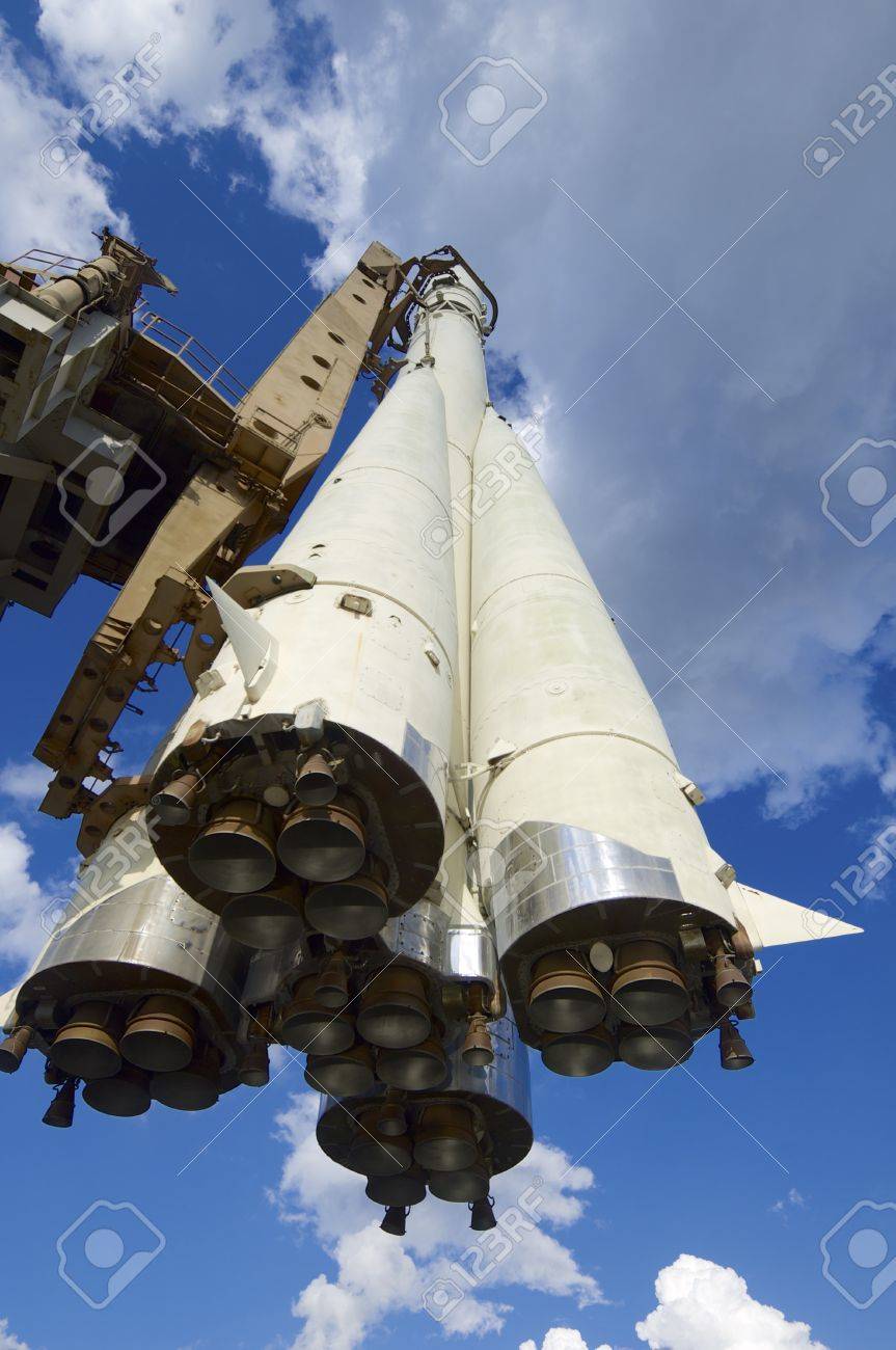 スケールで再現したボストーク 1 号ロケットの最初宇宙飛行 全ロシア展示センター モスクワ ロシアのユーリ ガガーリンによって使用されます の写真素材 画像素材 Image