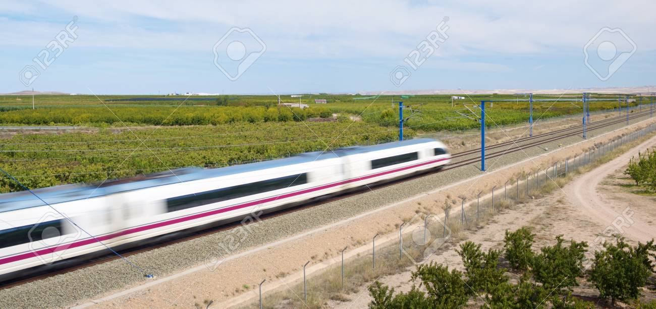 Ricla サラゴサ アラゴン スペイン内のフィールドを横断高速鉄道の眺め Ave マドリード バルセロナ の写真素材 画像素材 Image
