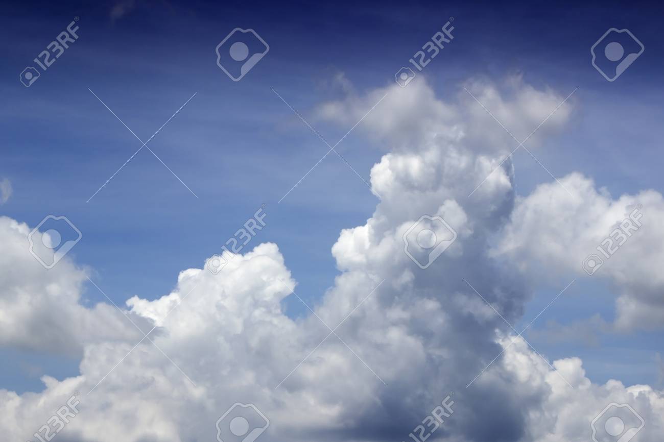 青い空と白い雲 青い空に対して幻想的な柔らかな白い雲 の写真素材 画像素材 Image