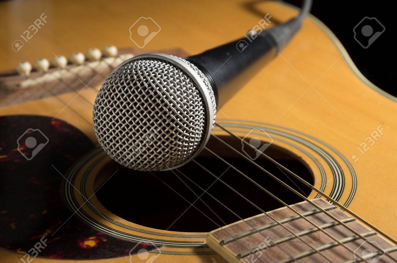 Micrófono En La Guitarra Acústica, Instrumento De Música. Retratos, Imágenes Y Fotografía De Archivo Libres De Derecho. Image 43357375.