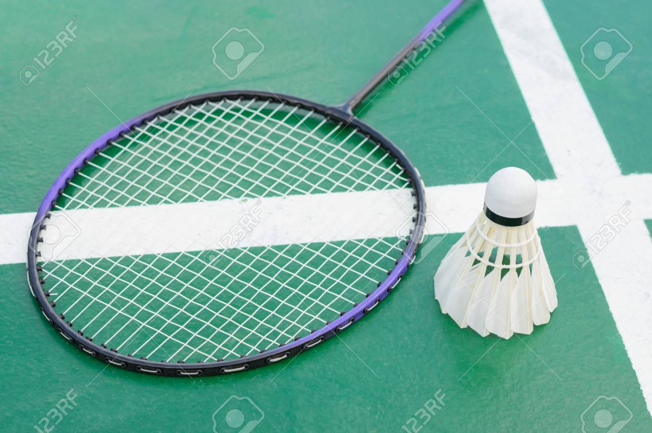 バドミントン ラケットとシャトル グリーン コートで の写真素材 画像素材 Image バドミントン ラケットとシャトル グリーン コートで の写真素材 画像素材 Image