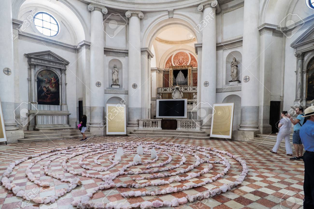 Venetië, Veneto / Italië. 21 Mei 2017: Interieur Van De Katholieke ... Venetië, Veneto / Italië. 21 Mei 2017: Interieur Van De Katholieke ...
