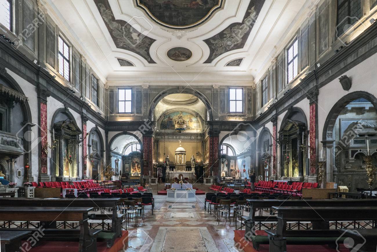 Venetië, Veneto / Italië - 21 Mei 2017: Interieur Van De Katholieke ... Venetië, Veneto / Italië - 21 Mei 2017: Interieur Van De Katholieke ...