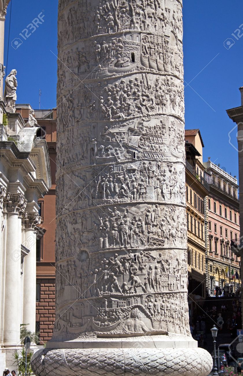 トラヤヌスの記念柱広告 113年は ローマ イタリア ローマ皇帝トラヤヌスのダキア戦争での勝利を記念してのローマ凱旋列です の写真素材 画像素材 Image