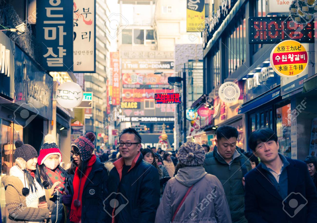 ソウル 韓国 14 年 12 月 31 日 明洞 南朝鮮のソウル首都で有名なショッピング街に歩いて未知の人々 の写真素材 画像素材 Image