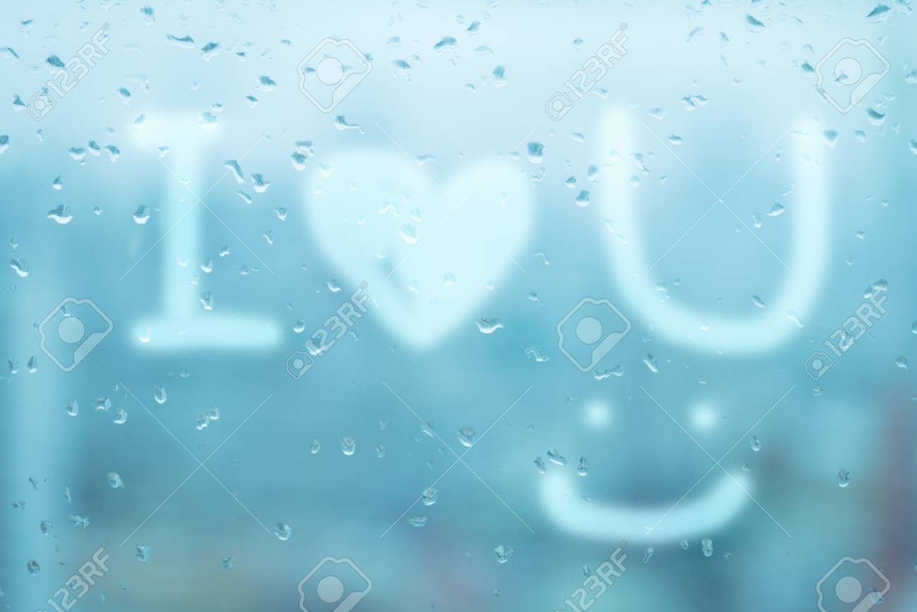 Fenêtre Miroir Sur Fond Goutte Deau Avec Le Mot I Symbole De Coeur Vous Et Le Sourire De Dessin