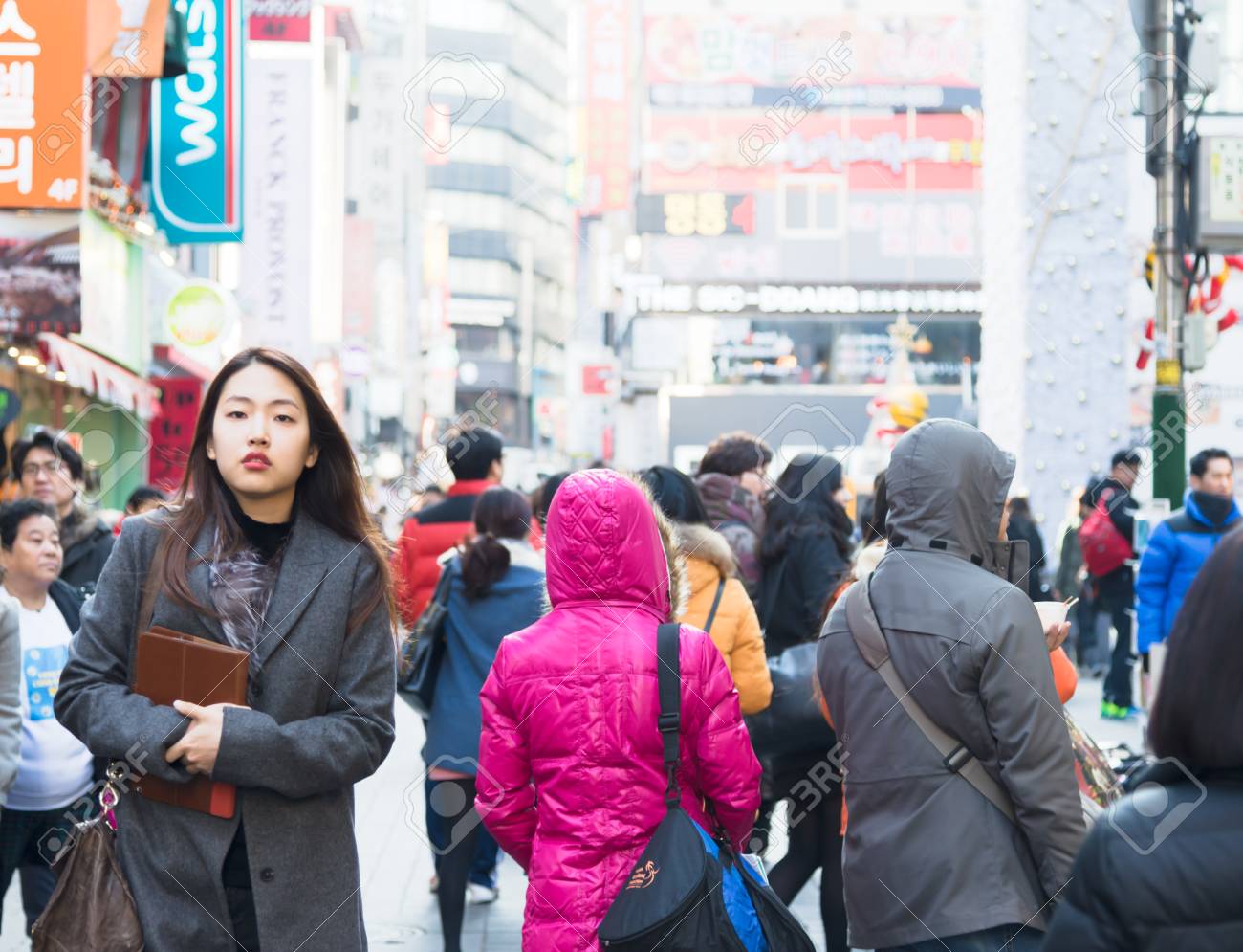 ソウル 韓国 14 年 12 月 31 日 不明な人が明洞 ソウル 韓国の首都の有名なショッピング街歩いて の写真素材 画像素材 Image