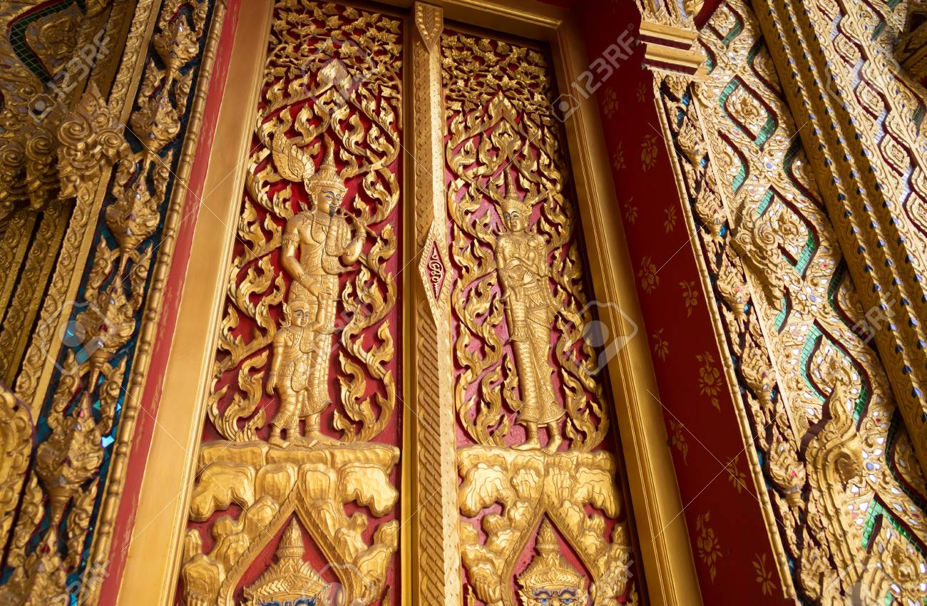 バンコク タイの仏教天使仁王門パブリック ドメインの黄金の彫刻作成と赤の仏教寺院の門を閉じ の写真素材 画像素材 Image バンコク タイの仏教天使仁王門パブリック ドメインの黄金の彫刻作成と赤の仏教寺院の門を閉じ の写真素材 画像素材 Image
