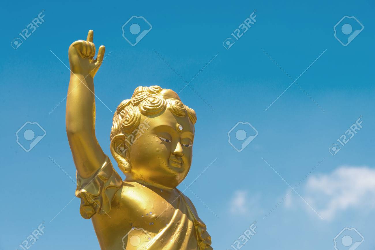 ゴールデンの赤ちゃんの仏像を上げる青空ポーズまで腕と点の人差し指 の写真素材 画像素材 Image