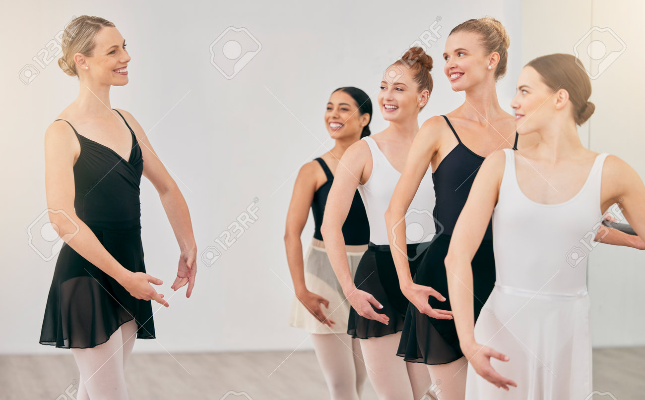 예술, 창의성, 동기 부여를 위해 바레 스튜디오에서 여성 및 교사와 함께 발레, 춤, 배움. 발레리나 학생들이 댄스 수업에서 훈련하는  것을 돕는 멘토와 함께하는 학교, 피트니스 및 교육 로열티 무료 사진, 그림, 이미지