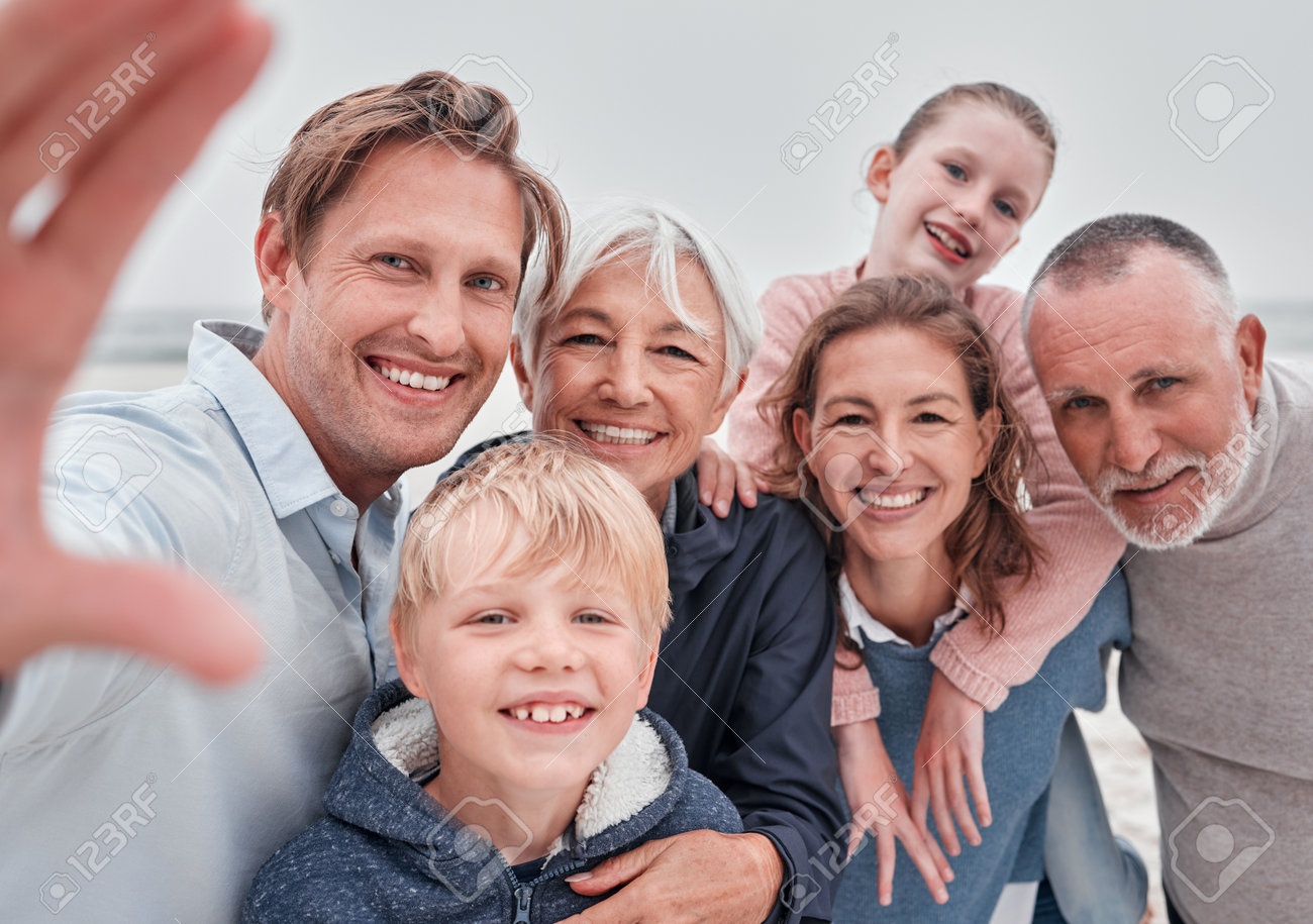 Selfie, uśmiech i portret szczęśliwej rodziny na plaży na zimową zabawę, nawiązywanie więzi i wspólne spędzanie czasu. miłość, przyroda i duża rodzina na wakacjach w toronto w kanadzie w poszukiwaniu pokoju, wolności i dobrego samopoczucia - 193280502 Selfie, uśmiech i portret szczęśliwej rodziny na plaży na zimową zabawę, nawiązywanie więzi i wspólne spędzanie czasu. miłość, przyroda i duża rodzina na wakacjach w toronto w kanadzie w poszukiwaniu pokoju, wolności i dobrego samopoczucia - 193280502
