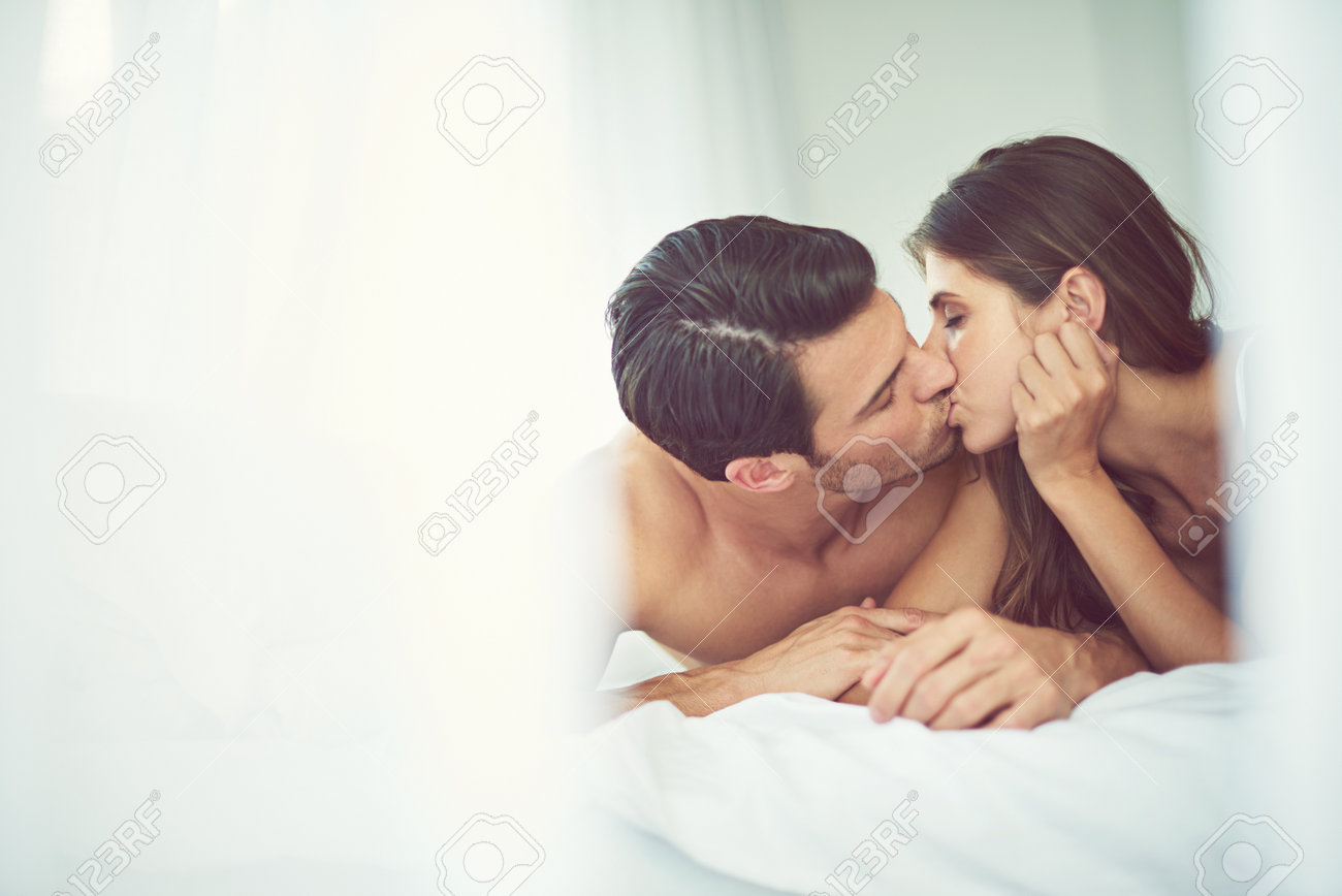 親密な、愛とカップルは、セックス、愛情、そして一緒に寝室でキスをします。ロマンス、幸せで若い男女がバレンタインデーや記念日にベッドで愛情を込めている。の写真素材・画像素材  Image 198126179