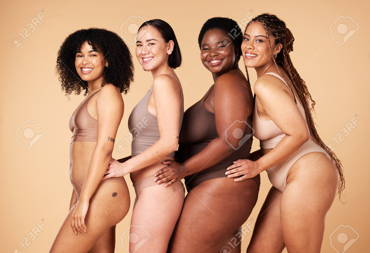 Jjgirls group 多様性のある女性、体型、包摂のためのグループの肖像画、自然の美しさと力。ベージュの背景にセルライト、誇り、自己愛の動機を持つ下着モデルの友人の写真素材・画像素材  Image 198123112