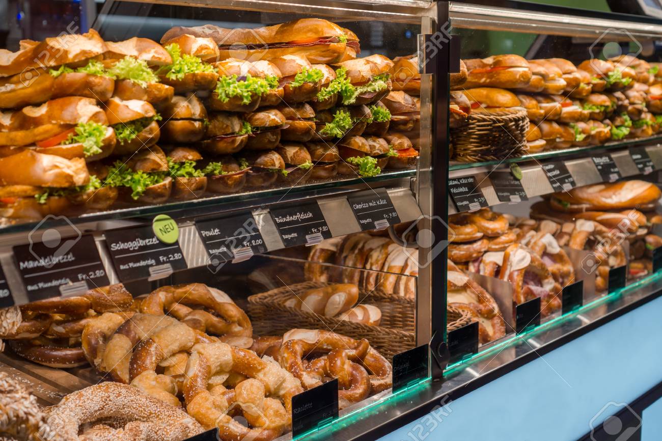 サンドイッチとプレッツェルのような典型的なスイスの食品の多く の写真素材 画像素材 Image