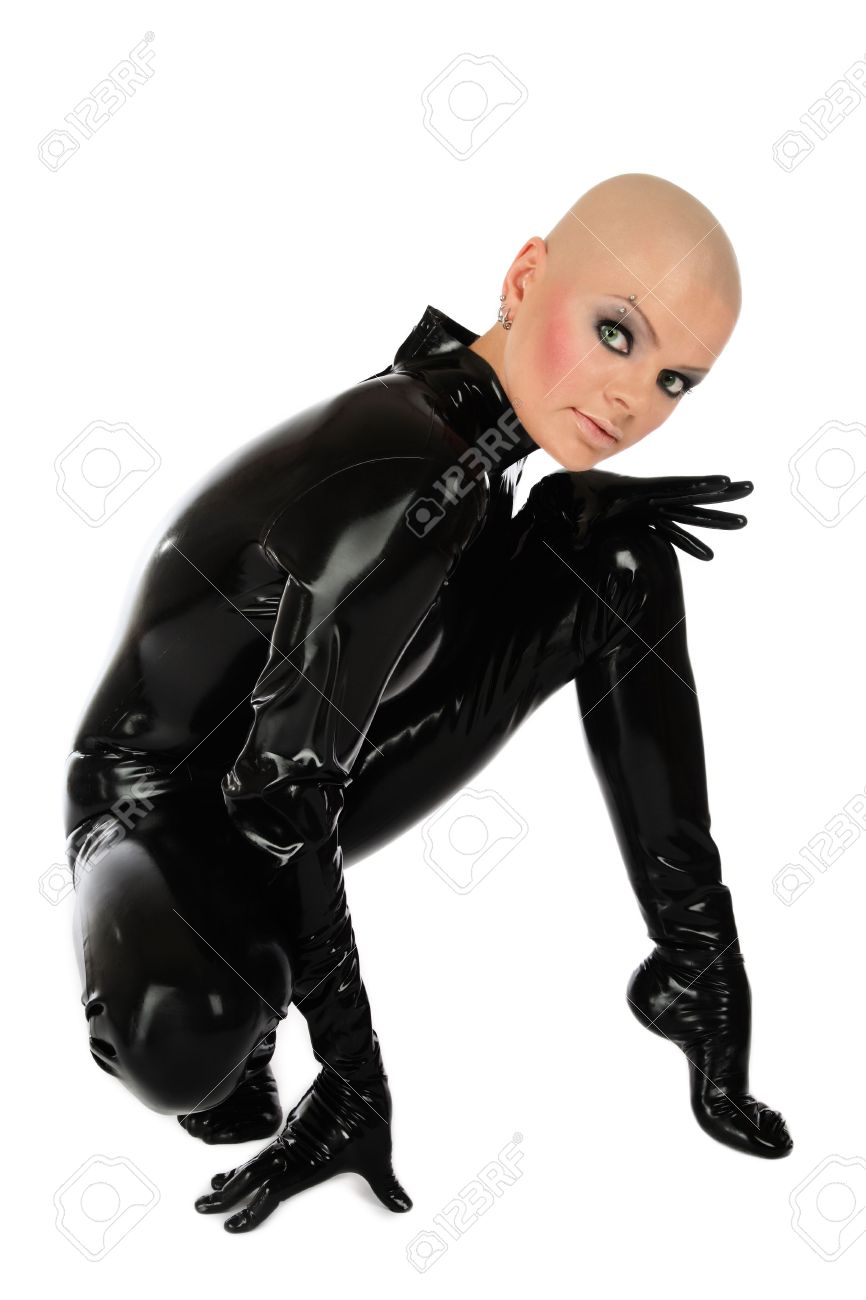 スキンヘッド族白い背景の上に座って黒ラテックスキャット スーツでスリムな女性 の写真素材 画像素材 Image