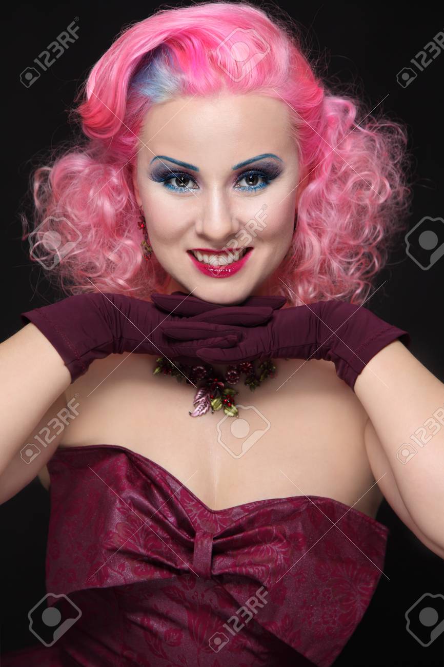 Belleza Sonriente Feliz De La Vendimia Con El Pelo Rizado De Color Rosa Y Maquillaje De Fantasía