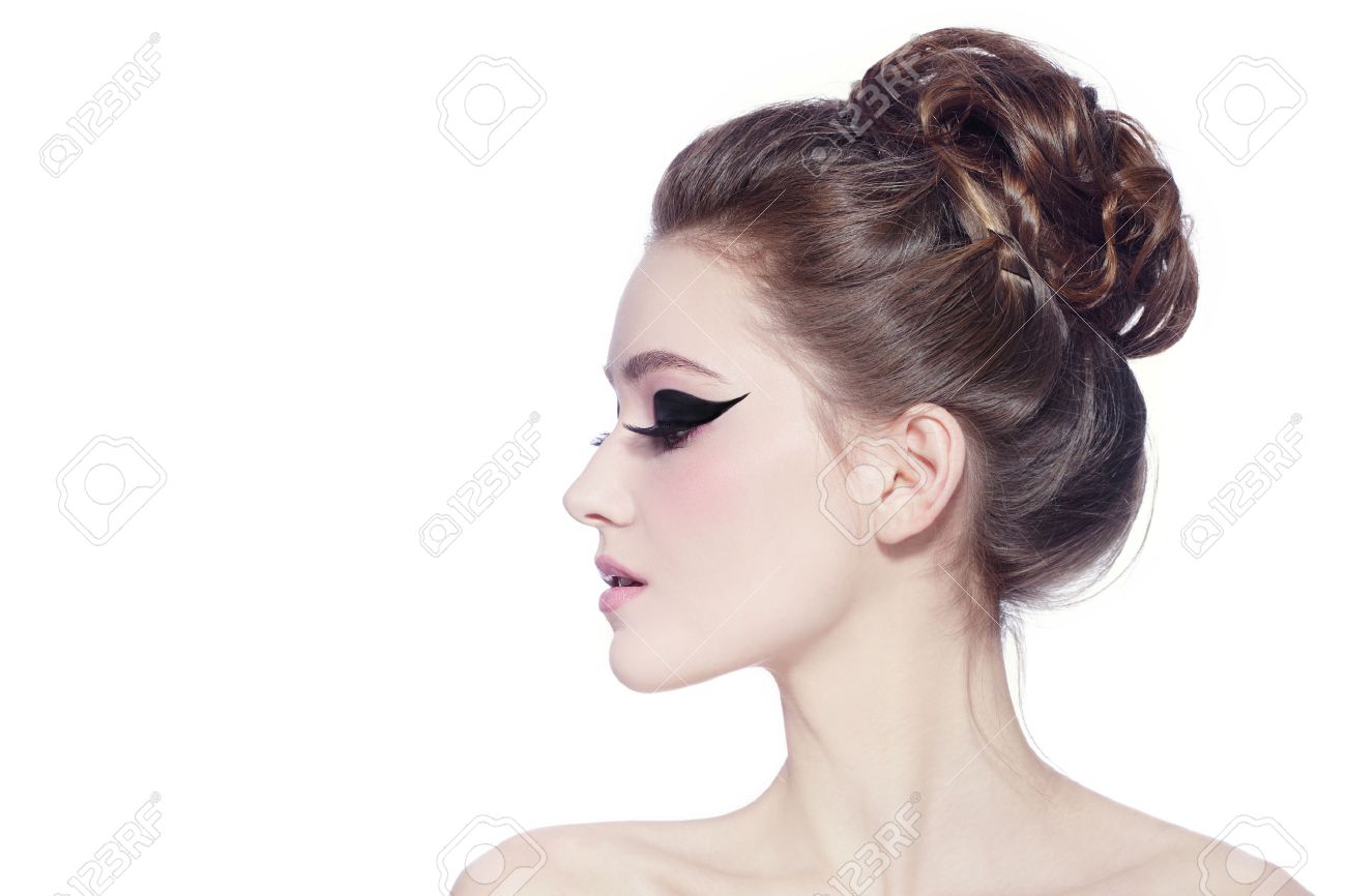 おだんごヘアと白い背景の上の空想猫目の若いスリムな美しい女の子のプロファイル Poartrait の写真素材 画像素材 Image 4130