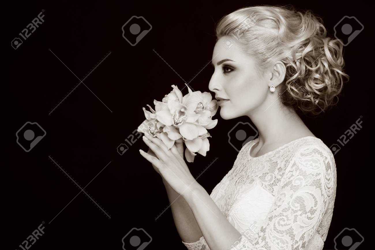 スタイリッシュなウエディング髪型の若い美しい花嫁のダブルトーンの横顔の肖像画 の写真素材 画像素材 Image