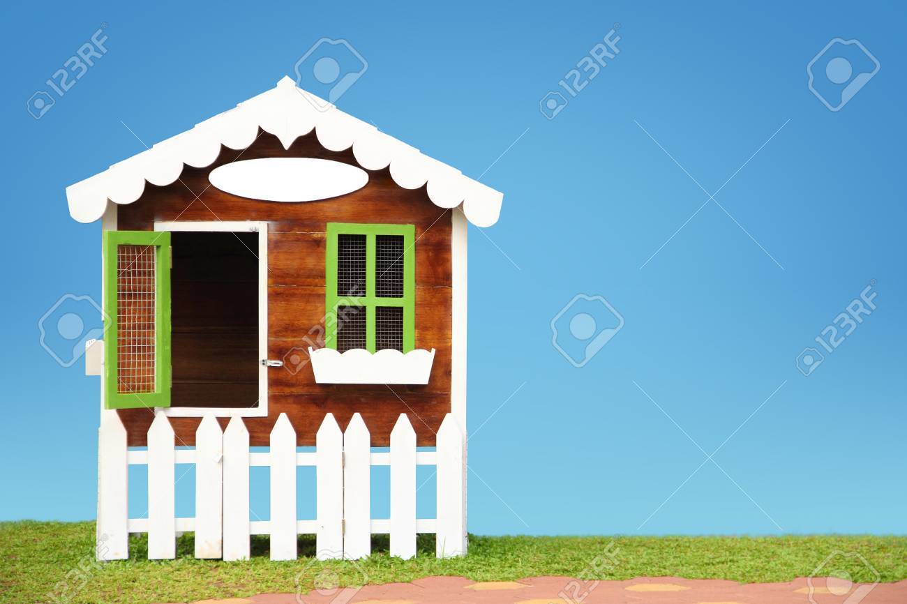 Kleines Holzhaus Fur Haustiere Im Garten Gegenuber Dem Blauen Hintergrund Mit Textfreiraum Lizenzfreie Fotos Bilder Und Stock Fotografie Image 80541954