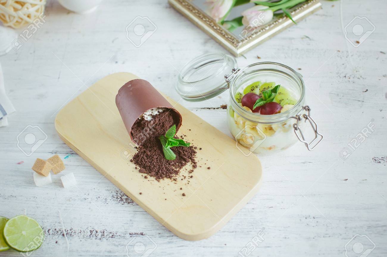 モカ ミント コーヒーとミルクの泡 ペパーミント モカ ラテ 白い背景に白い鍋の乾燥花 の写真素材 画像素材 Image