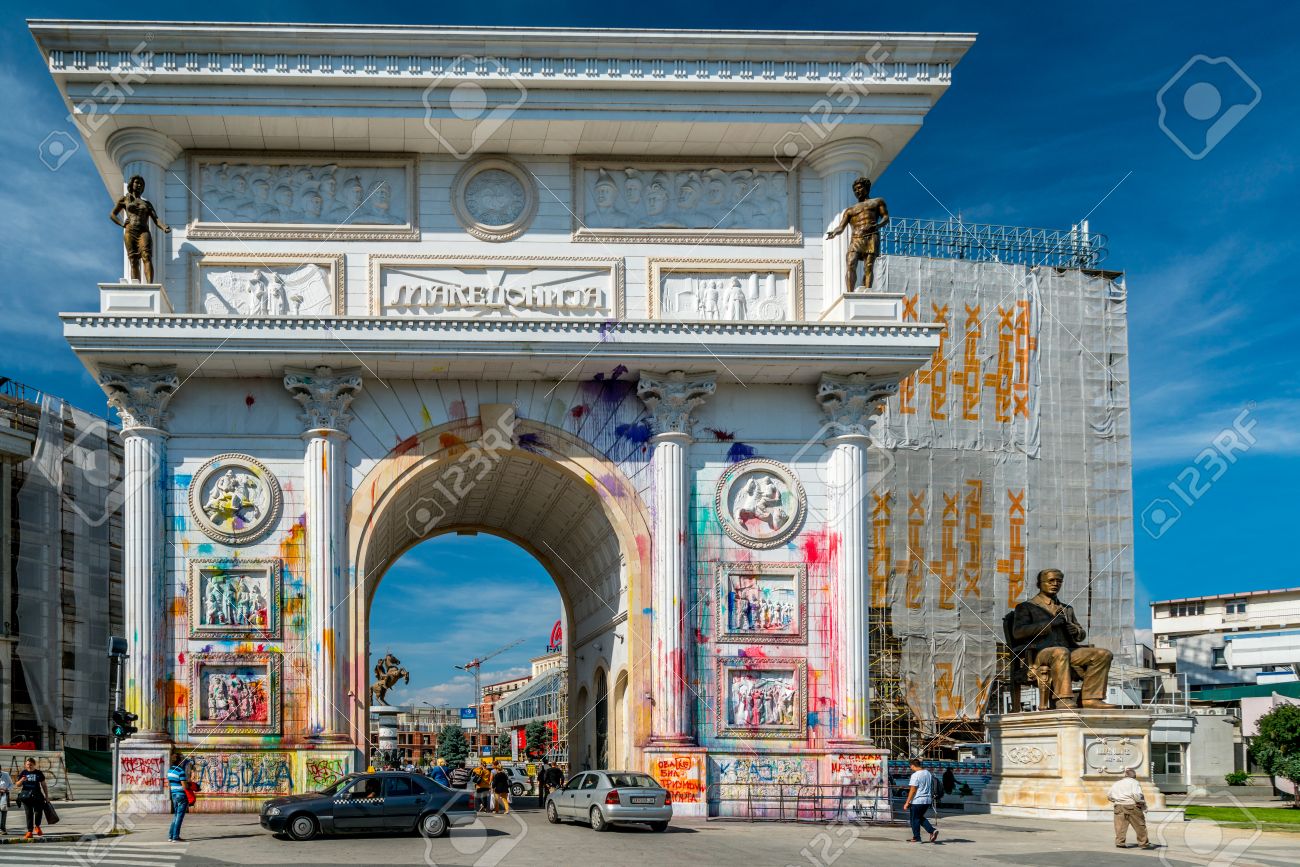 https://previews.123rf.com/images/perboge/perboge1609/perboge160900008/63096722-vandalisme-sur-l-arc-de-triomphe-%C3%A0-skopje-skopje-mac%C3%A9doine-24-septembre-2016-des-taches-de-couleur-su.jpg