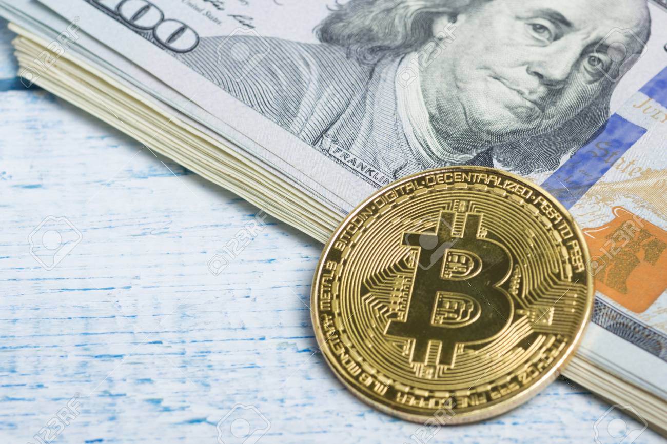 Bitcoin Gouden Munt Nieuwe Virtuele Geld En Dollar Achtergrond.  Cryptocurrency. Business En Trading Concept. Close-up Shot Royalty-Vrije  Foto, Plaatjes, Beelden en Stock Fotografie. Image 90339845