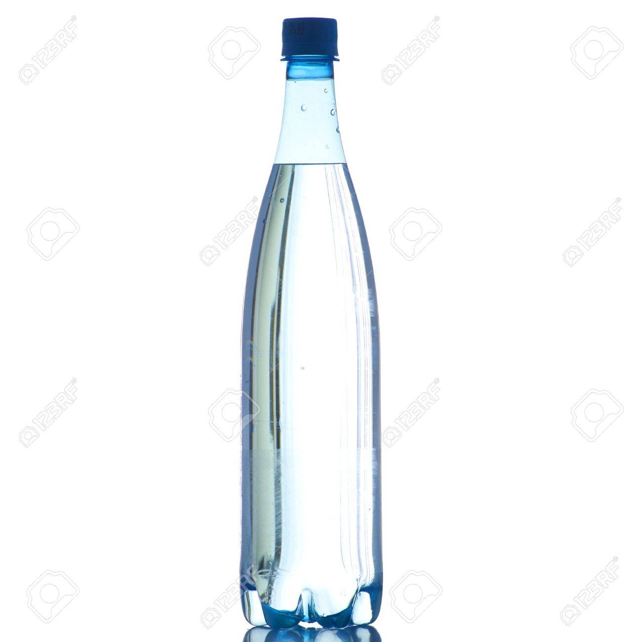 Pequeña botella de agua fotografías e imágenes de alta resolución - Alamy