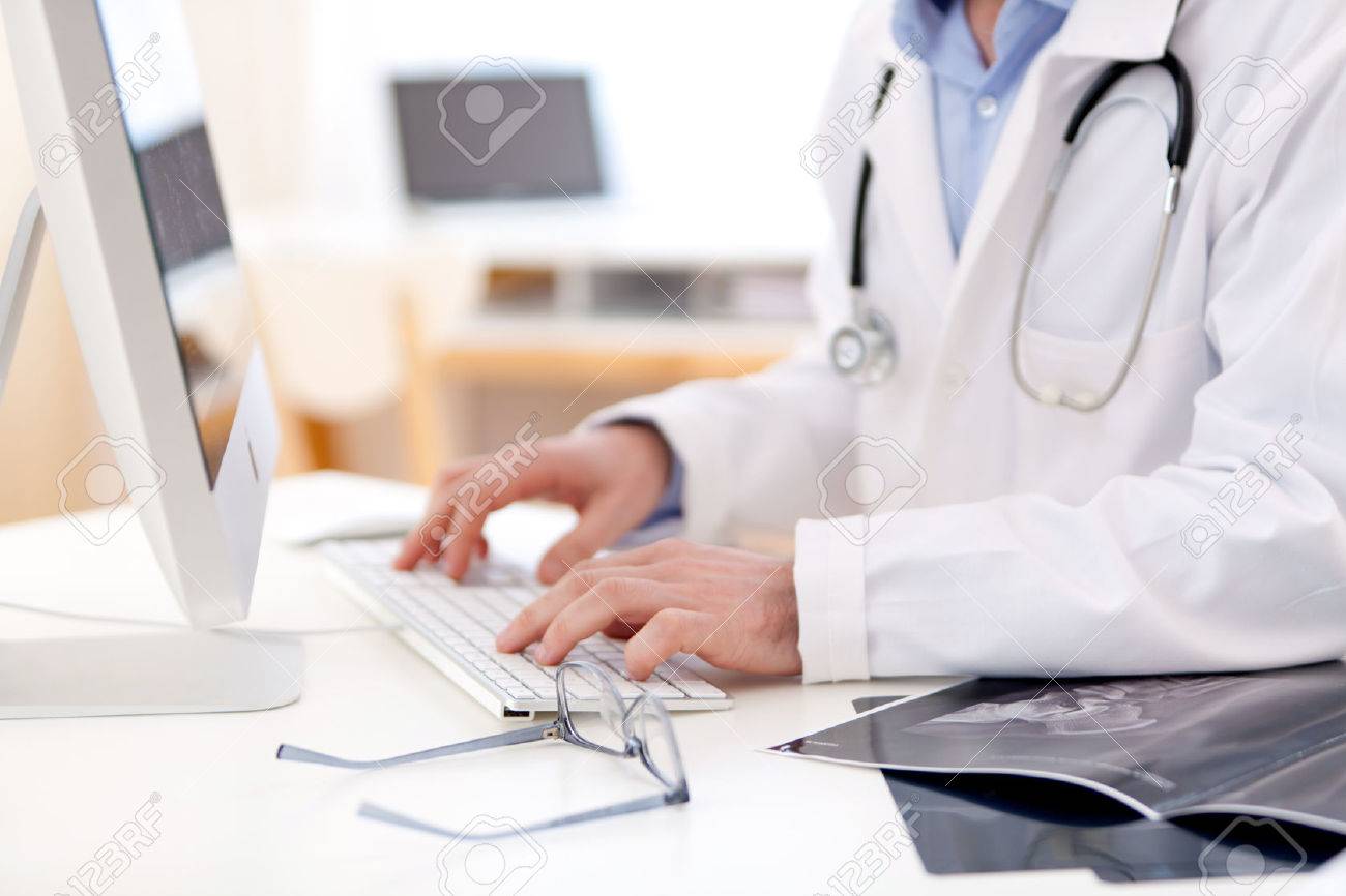 Anzeigen Von Informationen Der Arzt Die Hande Eingabe Uber Tastatur Lizenzfreie Fotos Bilder Und Stock Fotografie Image 27102781