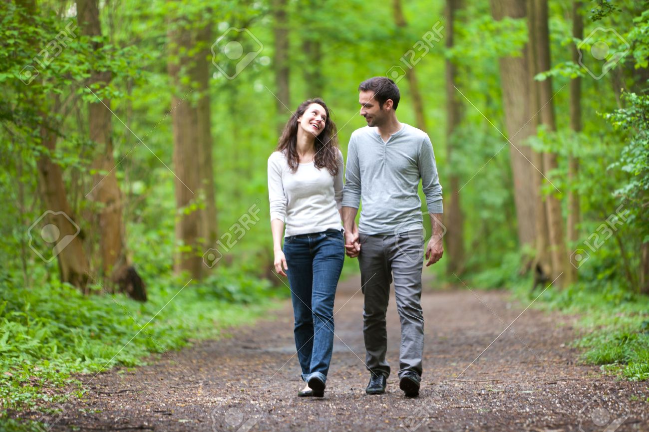 Le « bain de forêt » : une solution pour aider à prévenir la dépression 28098141-vue-d-un-jeune-couple-ayant-une-promenade-dans-une-for%C3%AAt