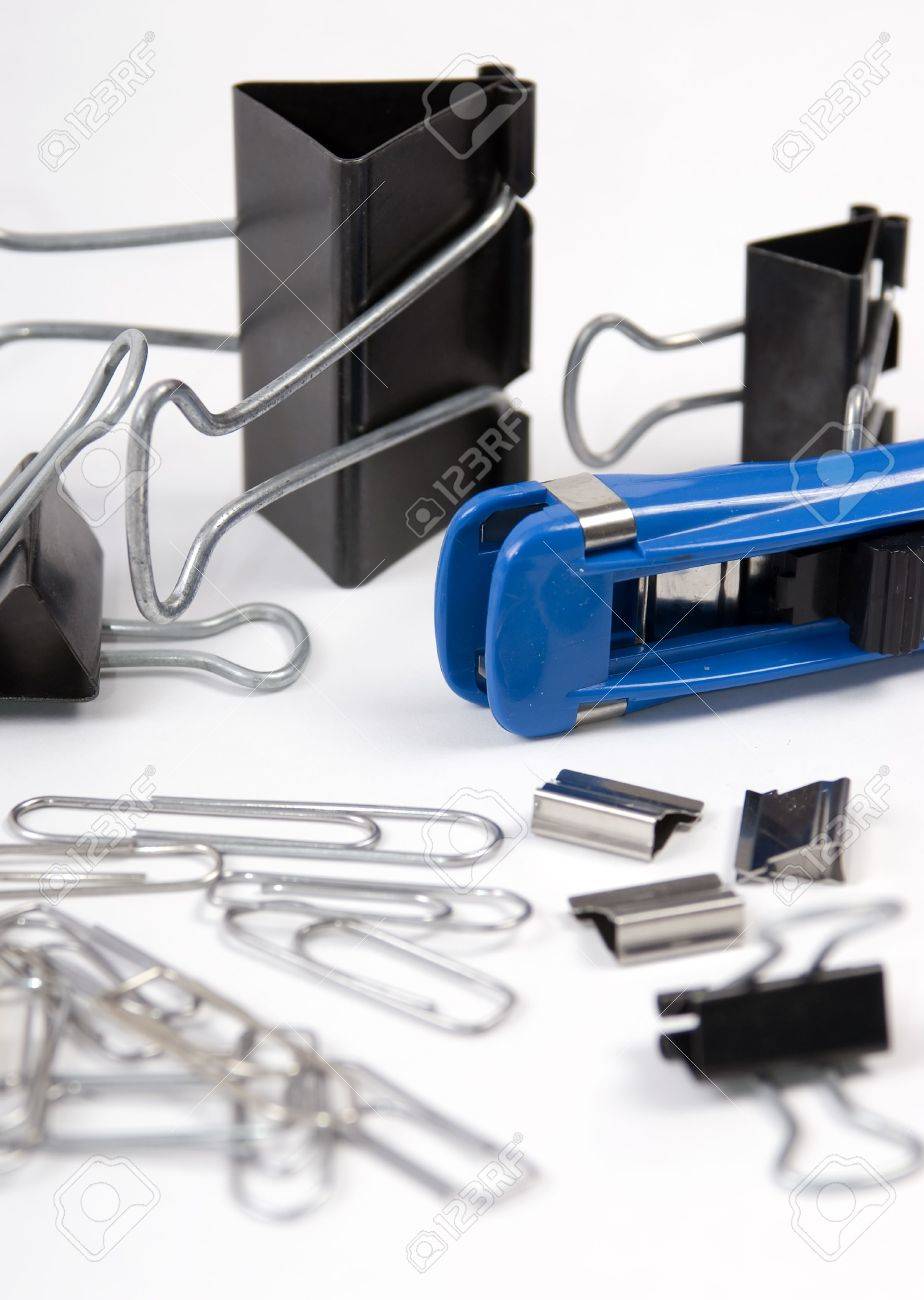 Eine Auswahl Der Verschiedenen Arten Von Büroklammern Auf Weiß Lizenzfreie  Fotos, Bilder Und Stock Fotografie. Image 581454.
