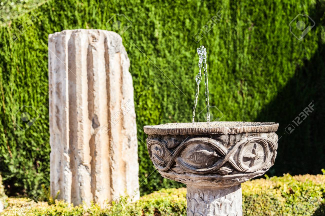 イタリアのガーデン家具として使用される古代ローマの遺跡 の写真素材 画像素材 Image