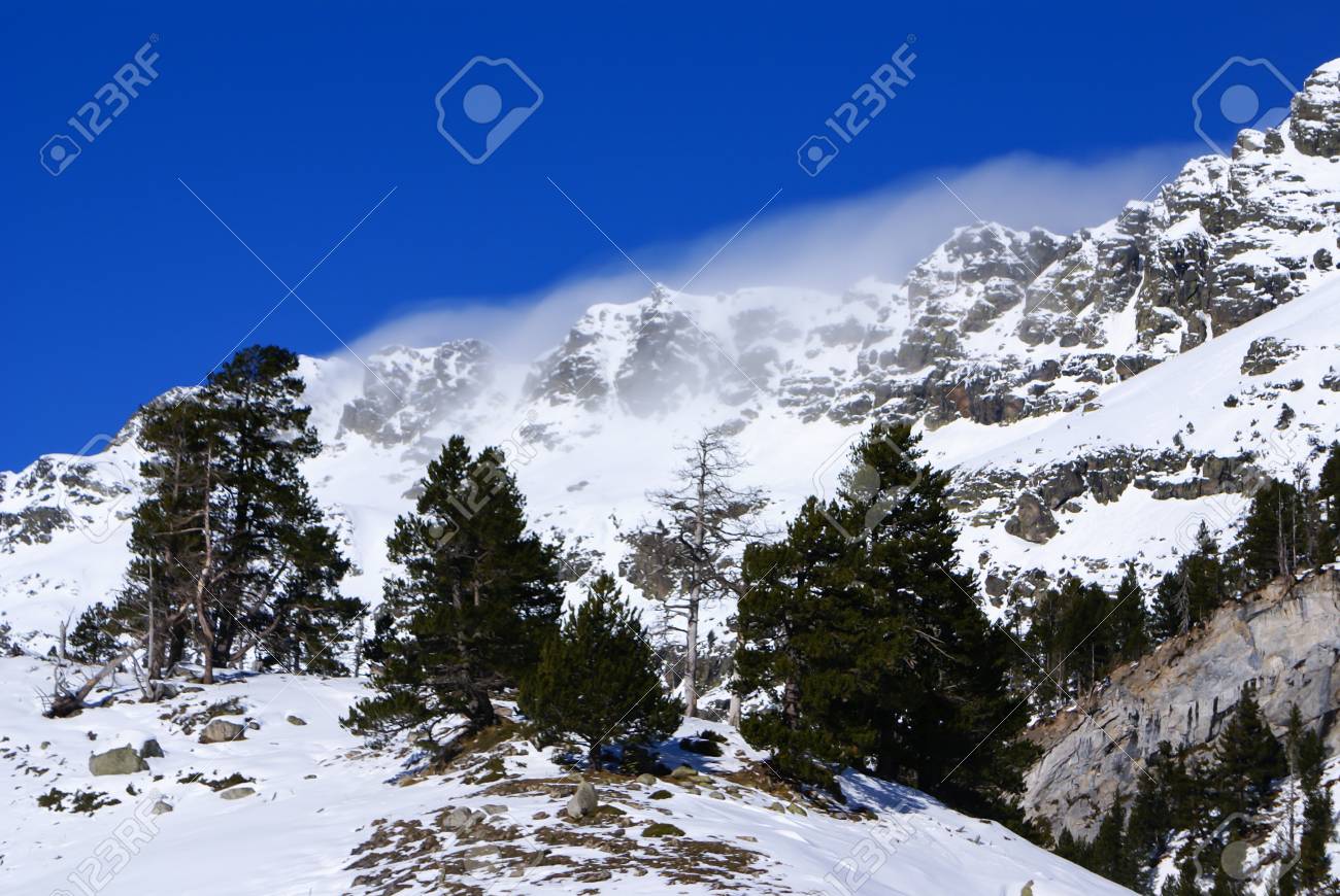 Vista Panorámica, Al Sur De La Parte, Del Macizo De La Maladeta En Los  Pirineos Fotos, Retratos, Imágenes Y Fotografía De Archivo Libres De  Derecho. Image 26951126.