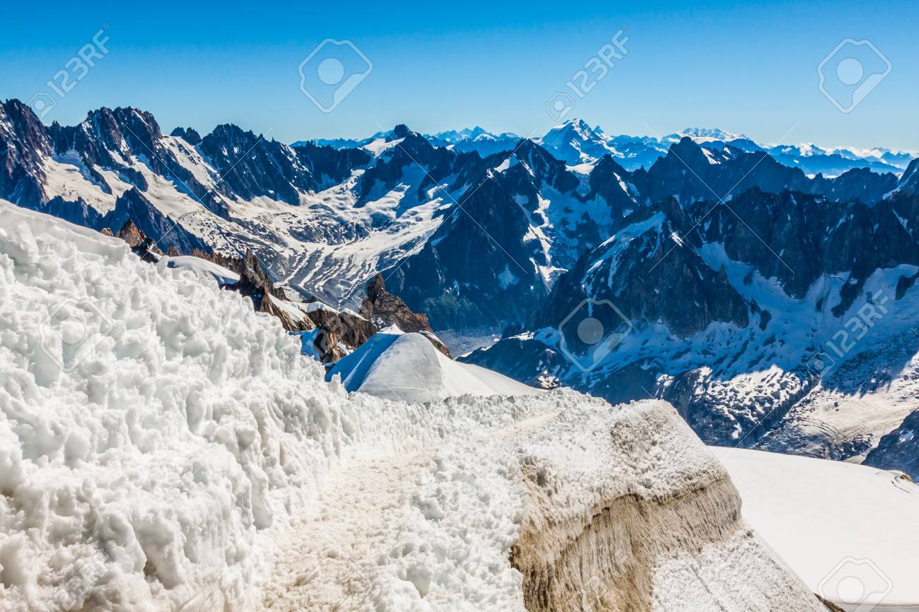 モンブラン山の中央山塊夏風景 エギーユ デュ ミディ山