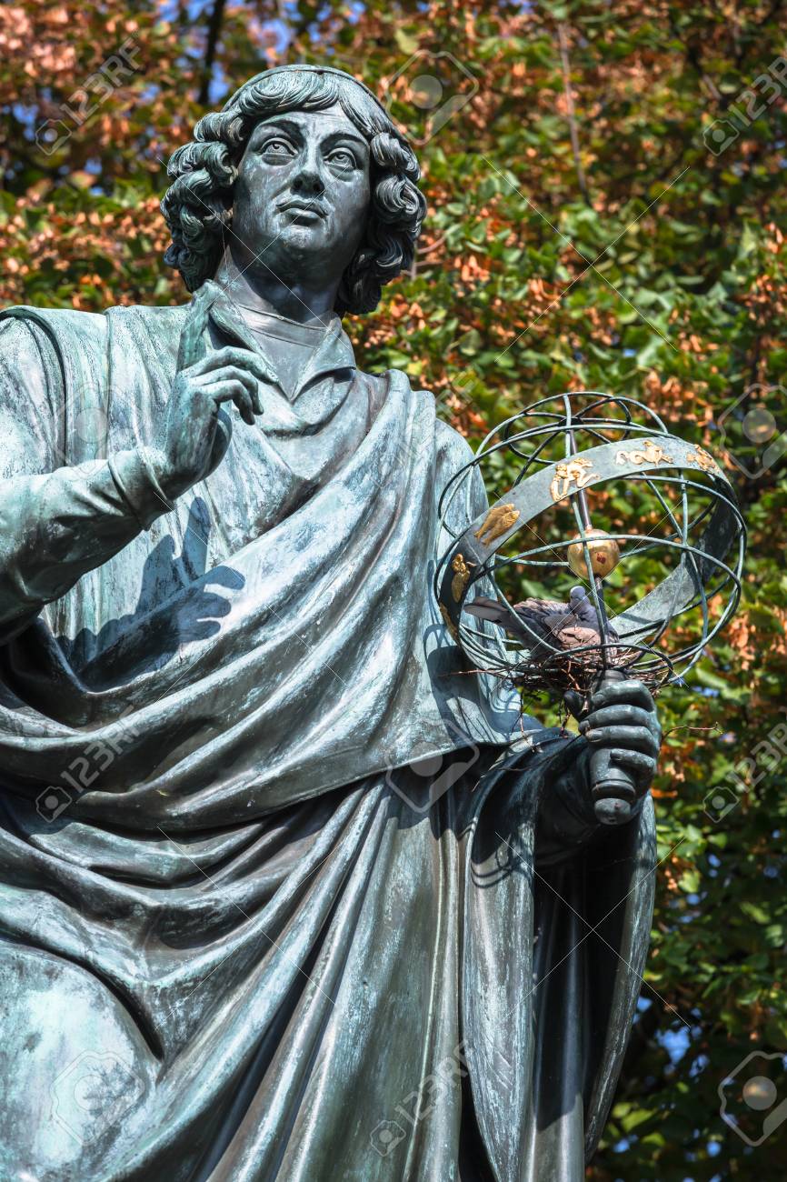 トルン ポーランドでニコラウス コペルニクスの像 の写真素材 画像素材 Image