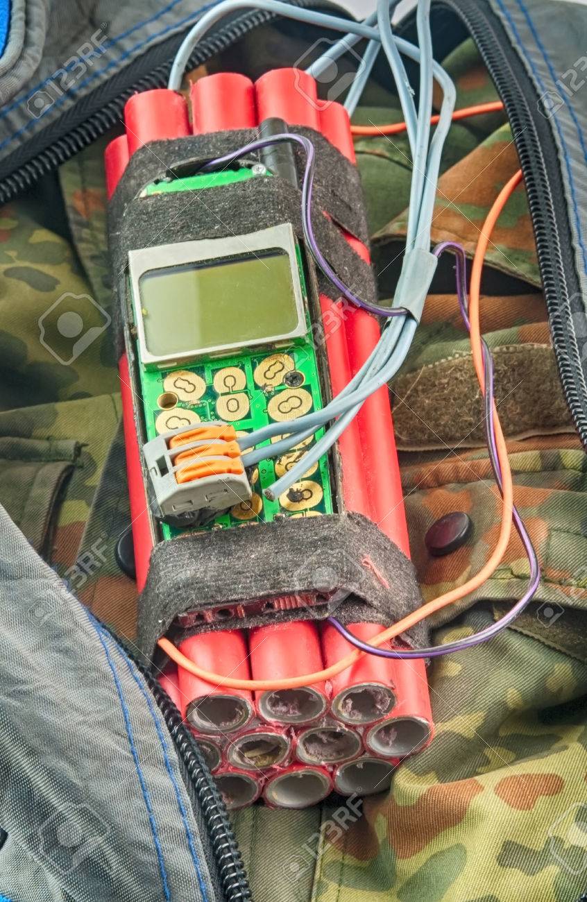時限爆弾の起爆装置には 白で隔離バッグ の写真素材 画像素材 Image 74507932