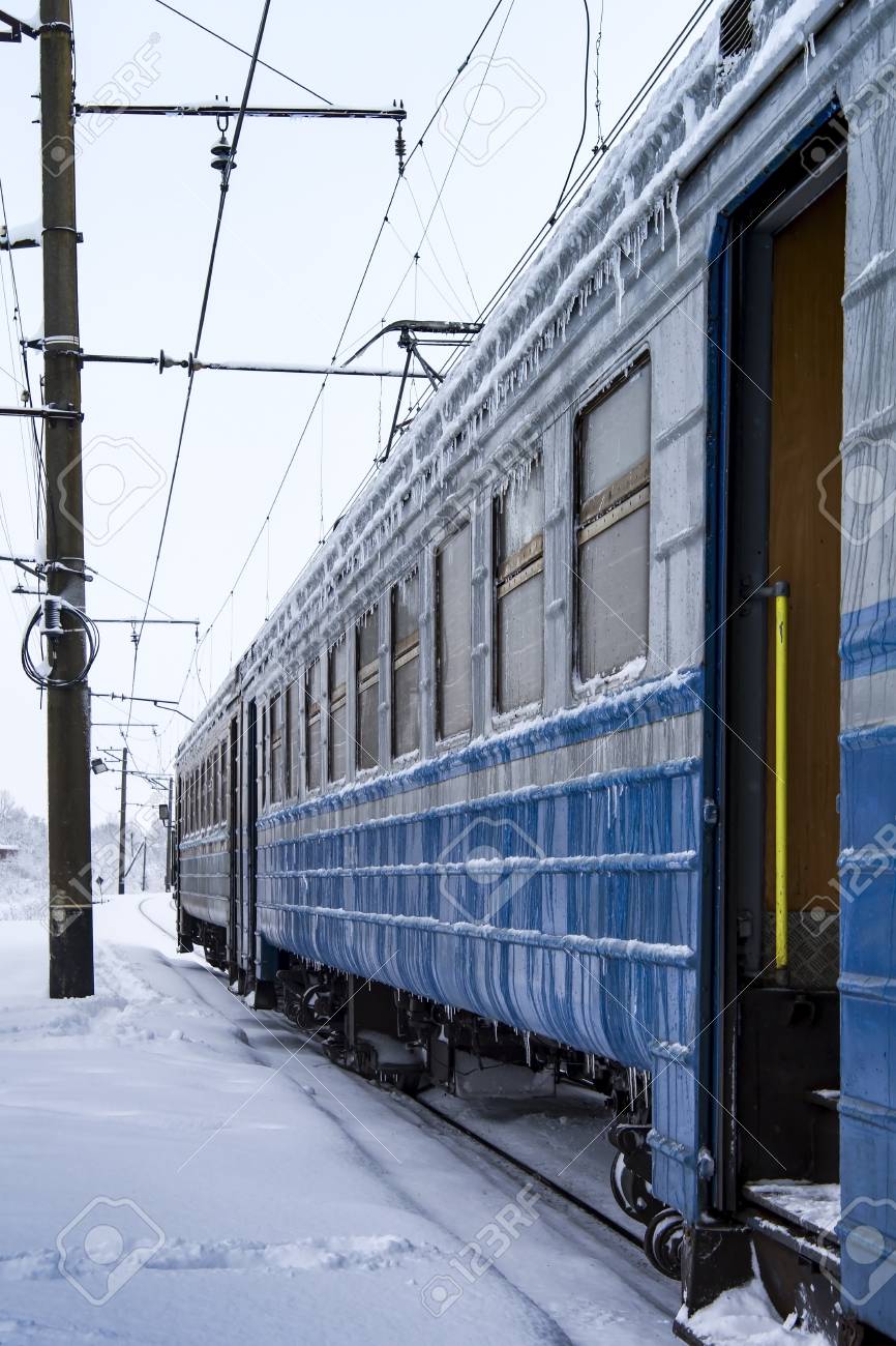 https://previews.123rf.com/images/perutskyi/perutskyi1802/perutskyi180200001/95606247-frozen-passenger-train-with-icicles-and-ice-on-its-surface-railway-in-the-cold-winter-season.jpg