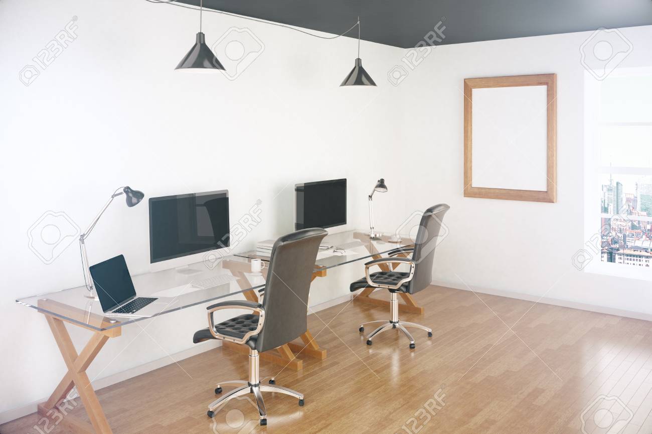 Deux Ecrans Blancs D Ordinateur Et D Ordinateur Portable Sur Les Bureaux Dans Le Bureau Avec Le Plancher En Bois Le Cadre Et La Fenetre Revelant La Vue Sur La Ville Mock Up Rendu