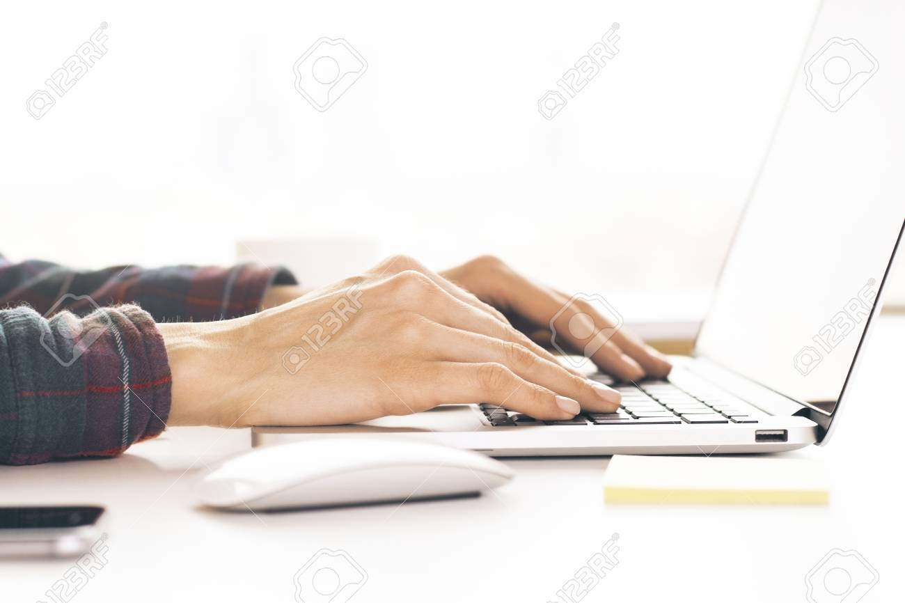 女性の手のノート パソコンのキーボードがコンピューターのマウスとスマート フォン白デスクトップ上に配置 の写真素材 画像素材 Image