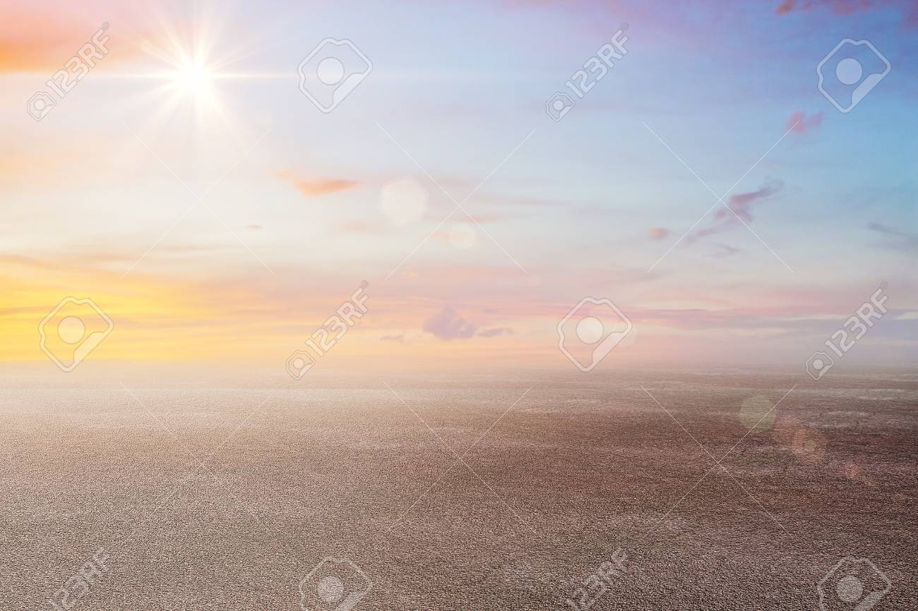 美しい空の景色を望む抽象的な道路 方法と壁紙の概念 の写真素材 画像素材 Image